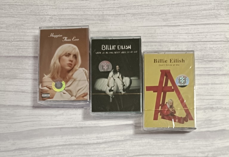 Audiotape English song Billie Eilish Billie Eilish Bears brand new Undetached card with three discs attached to the lyrics