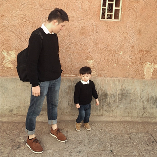 Осенний бордовый пуховик, трикотажный свитер, семейный стиль