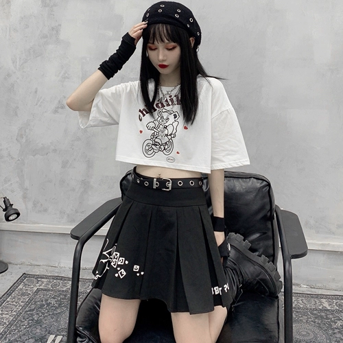 Футболка в стиле хип-хоп, короткие дизайнерские штаны, короткий рукав, свободный крой, высокая талия, тренд сезона