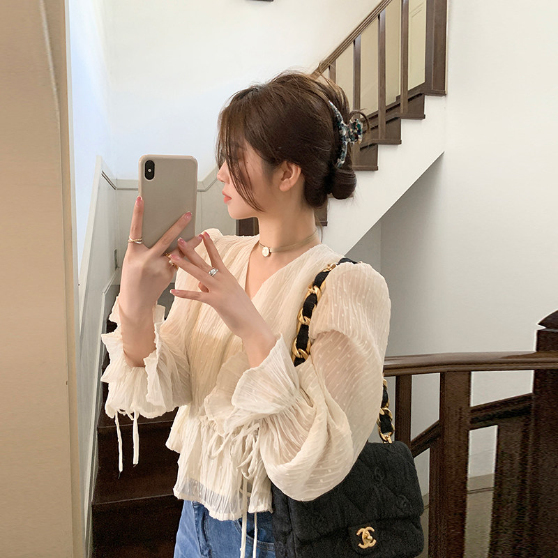 V Collect the waist snow spinning shirt woman 2023 new design sensation for small sleeve strap French chic coat