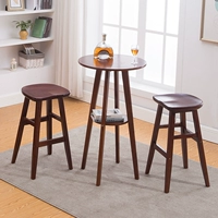 Один стол, два стула, темные цвета