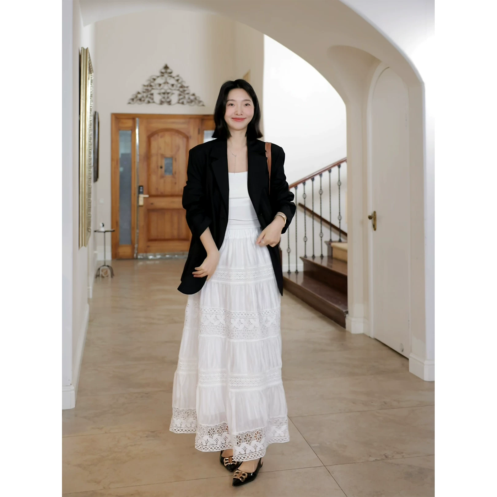 郭九九呢 Lace skirt, classic suit jacket