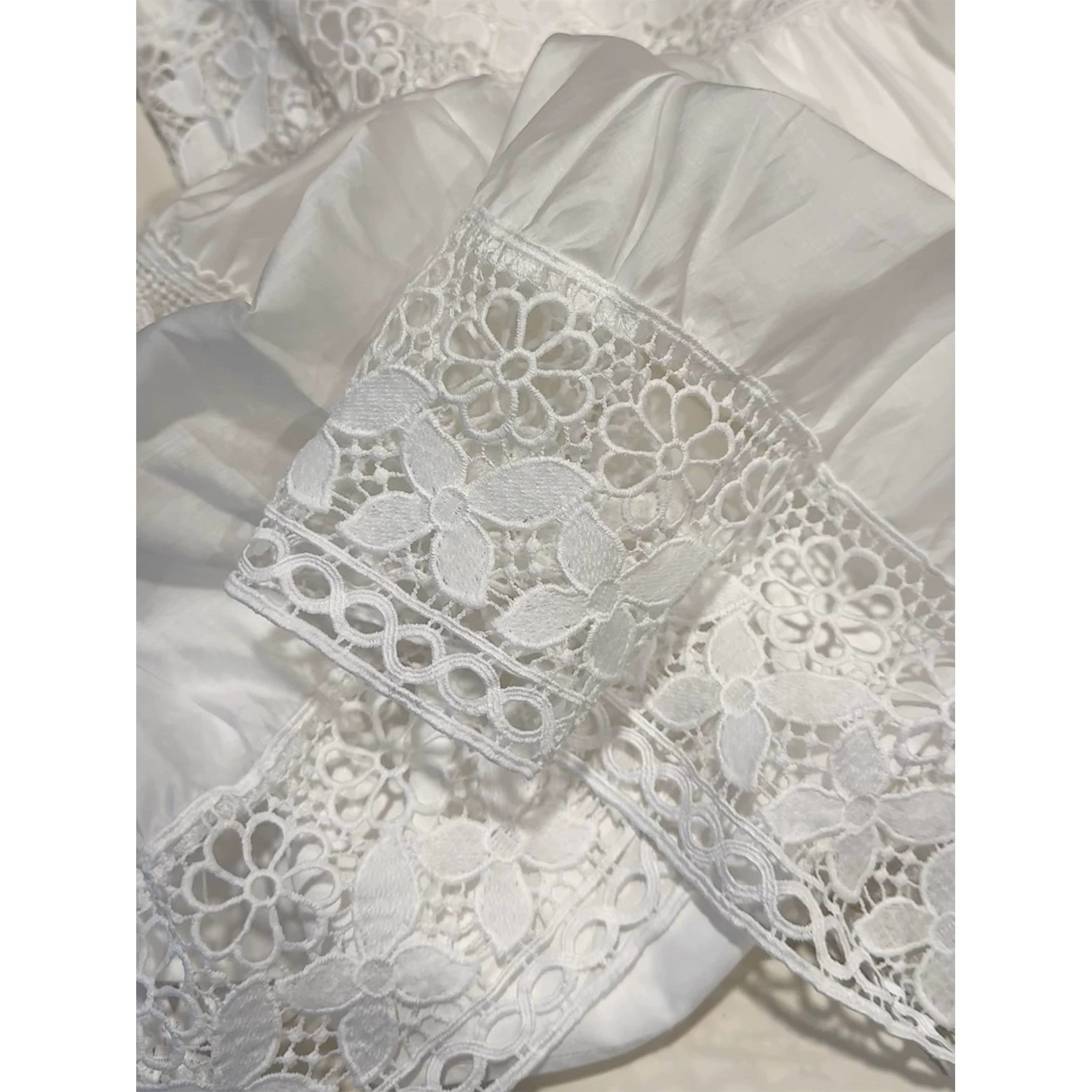 郭九九呢 Lace skirt, classic suit jacket
