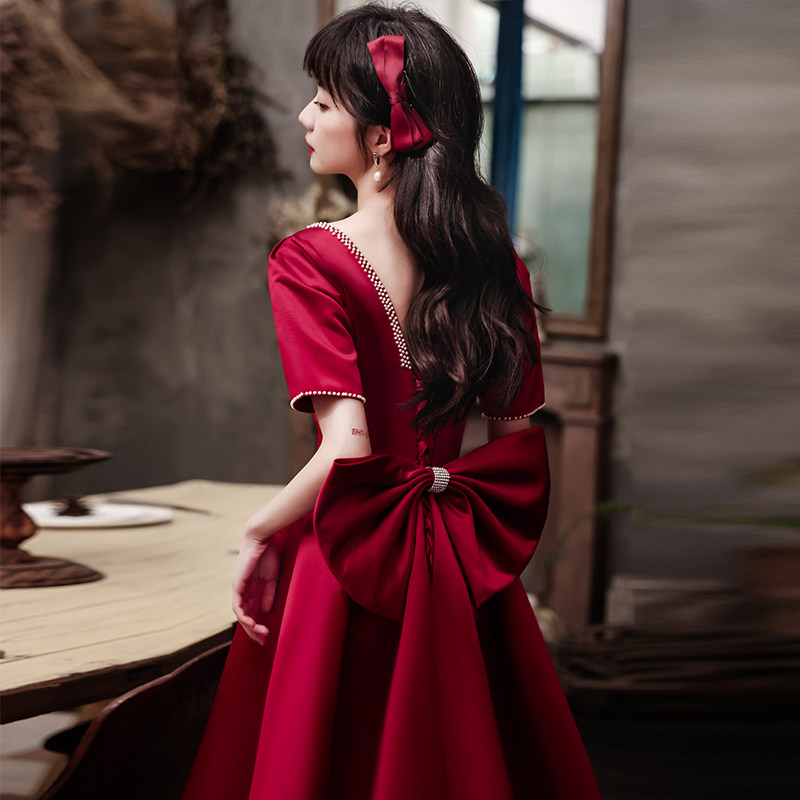 Toast dress bride 2022 new burgundy satin high-end temperament small man engagement back door dress dress pearl