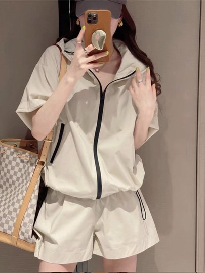 Повседневный спортивный костюм для женщин, лето 2026, популярная модель, тонкая солнцезащитная куртка с капюшоном, шорты с коротким рукавом, комплект из двух предметов