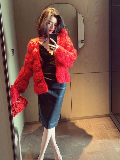 Korean-Style Early Spring Outfit with a Unique and Beautiful Vibe, Niche Design, Lazy and High-End Feel, Red Knitted Cardigan