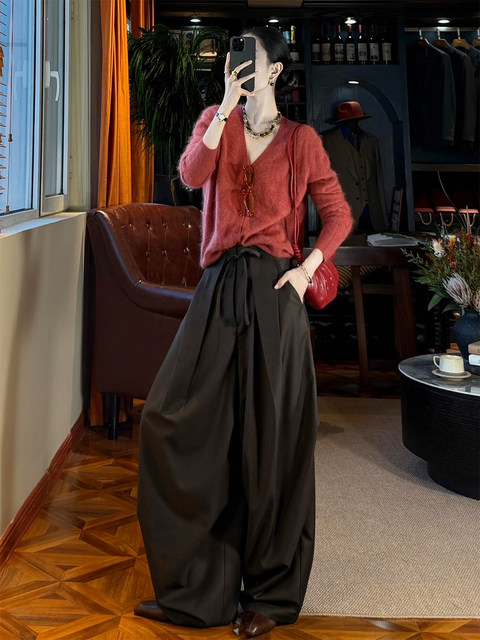 A Very Stylish Spring Outfit Set in Korean Chic Style with a High-End Feel, Featuring a Relaxed and Laid-Back Dopamine Red Knit Set