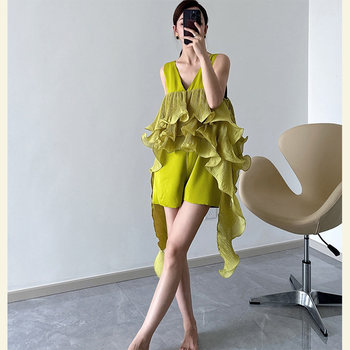 French-Style Date Dress, Fashionable and Age-Reducing, Pear-Shaped Body, Niche Design, High-End Green V-Neck Jumpsuit for Spring