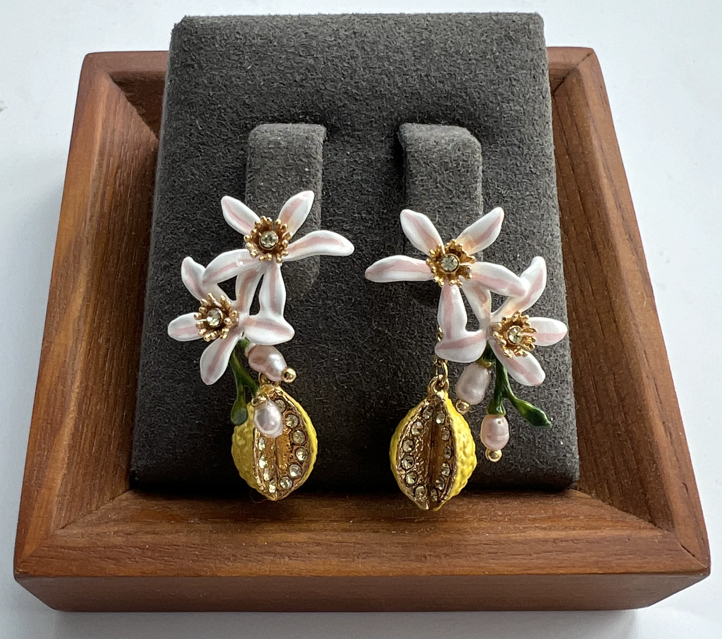 Дизайн милые лимонно-жёлтые эмаль earrings жемчуг, Франция, цветочный, с камнем, новая коллекция