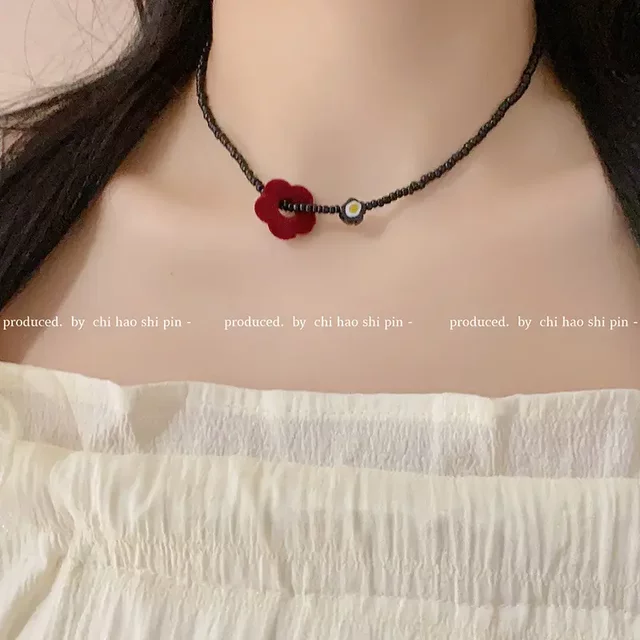 Chinese restaurant Jiang Yan's same style red velvet flower beaded necklace women's niche exquisite high-looking versatile clavicle chain