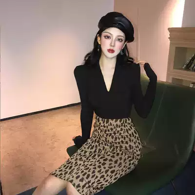 V neck knitted long sleeve T-shirt women 2021 autumn retro temperament heart machine top black slim base shirt