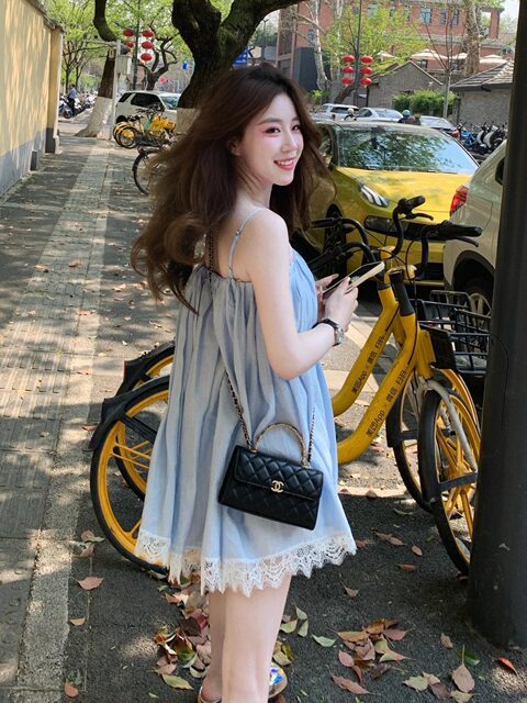 Lace Spliced Camisole with Elegant Design, High-End Feel, Loose Fit for Beach Vacation, Slimming Sleeveless Puffy Top for Women