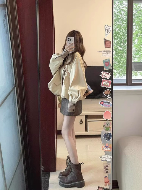 Retro Style Short Trench Coat for Women, Winter Design, Plaid Stitching, Loose Casual Elegant Top