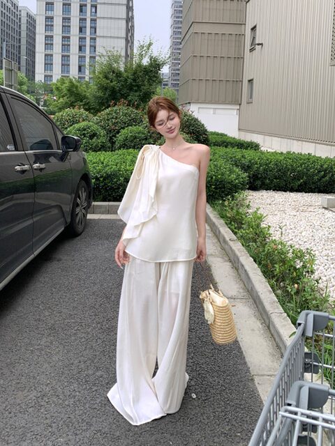 Beautiful Goddess-Like Textured Design Off-Shoulder Sleeveless Top with a High-End Feel, Loose and Slimming Wide-Leg Pants Early Autumn Set for Women