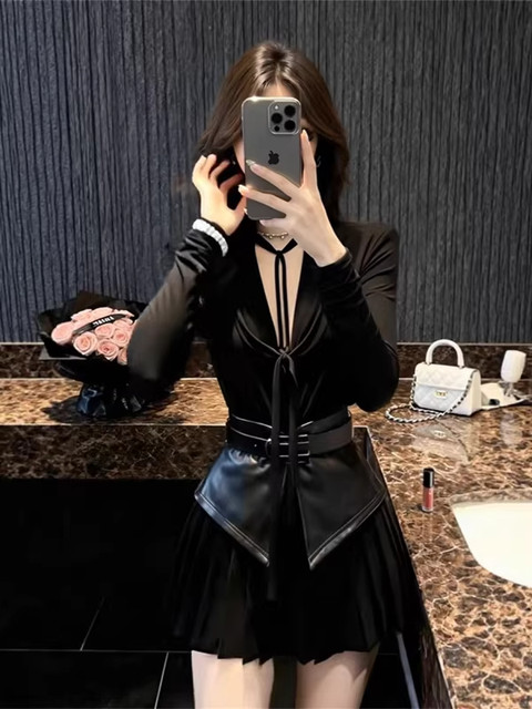 Black Pu Leather Patchwork Top and High-Waisted Slimming Pleated Short Skirt Two-Piece Set for Women, New Autumn and Winter Style, Elegant and Mature Outfit