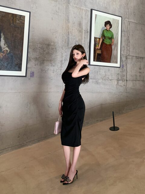 Korean-Style Chic Little Black Dress, New Autumn Long Dress for Women, Stylish Dress with Cut-Out Shoulder and Backless Design