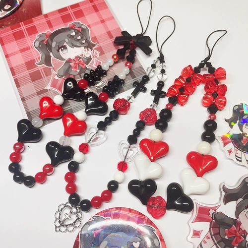 Якорная девушка в значительной степени полагается на хаотианский соус вокруг впечатления цепных шахт и мешков, мешков, цепочки мобильных телефонов с подвеской.