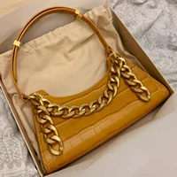 Желтая металлическая цепь, крокодиловый принт