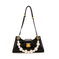 Черный замок, цепь из жемчуга, крокодиловый принт