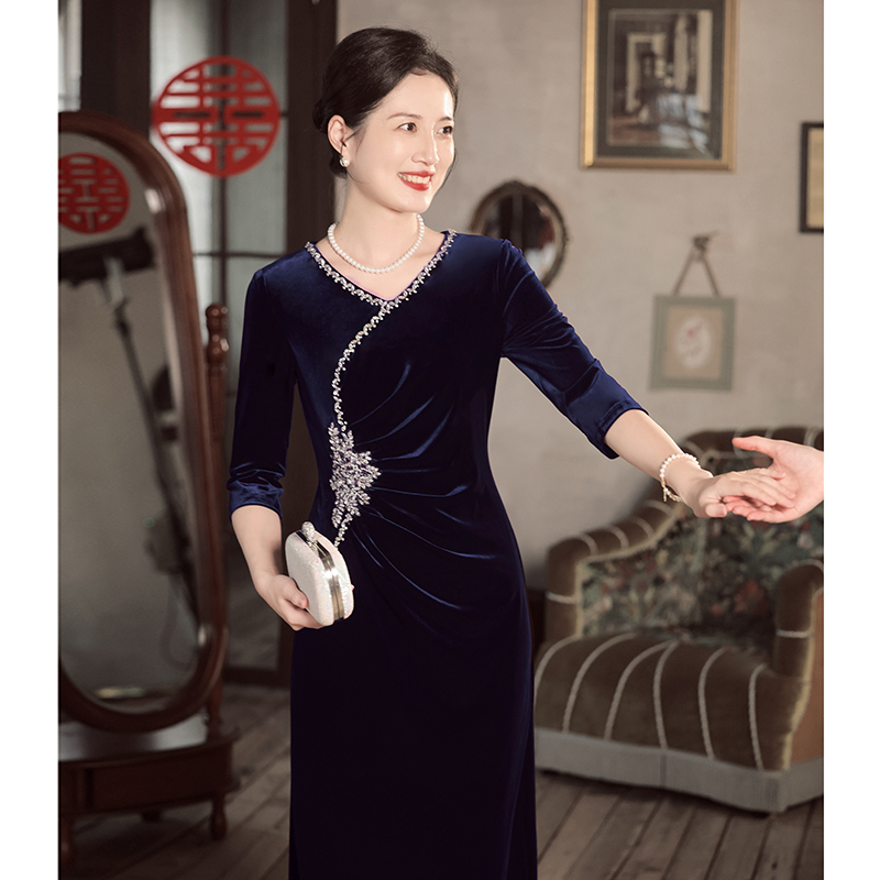 Blue Velvet Mother's Evening Dress, High-End, Noble, Youthful, Suitable for Mother-In-Law's Wedding Banquet, 2026 New Winter Long-Sleeve Dress