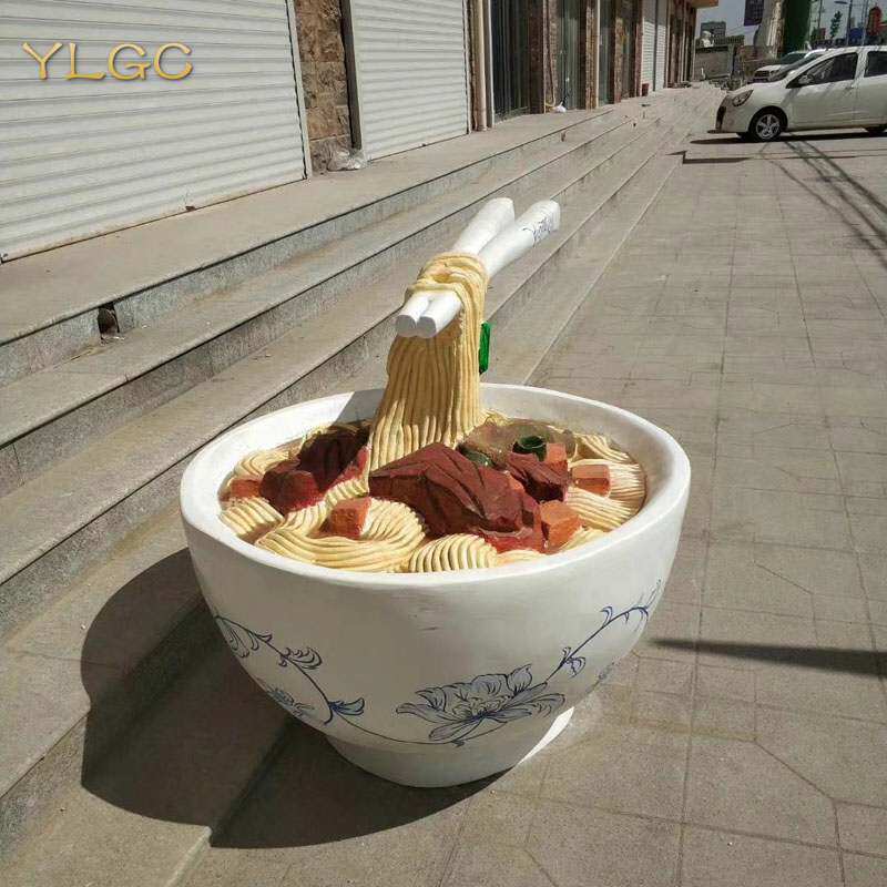 Glass and steel simulation painted large bowl beef ramen sculpture model restaurant noodle shop hotel decoration ornaments