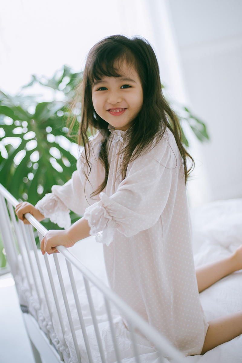 子供用ネグリジェ夏薄い女の子用ネグリジェ長袖水玉模様純綿女の赤ちゃんホーム服中型子供用ネグリジェ