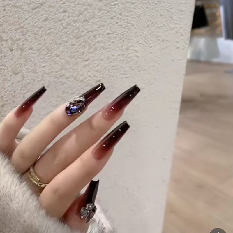Autumn and Winter Handmade Wearable Nails with Dazzling Rhinestones, Crooked Heart Design, Extra-Long Fake Nails, Medium-Length Wearable Nails with Rhinestones in Red and Black