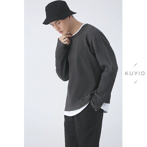 Kuyiou/life сгибает руку трижды морщин