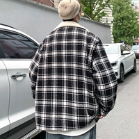 Черные волосы ягненка внутри