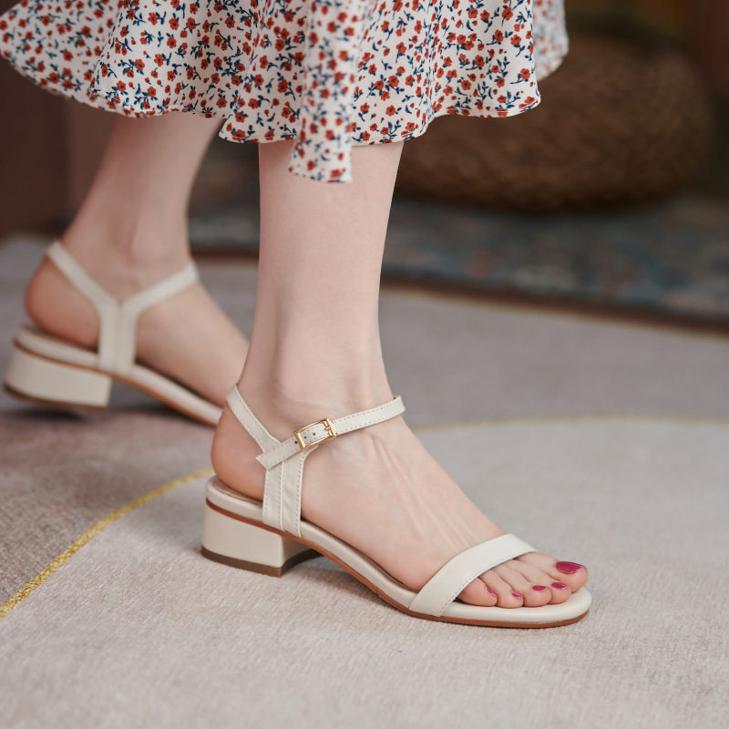 Kaky toe sandals in summer with new leather fashion in summer 2023 with a female heel shoes