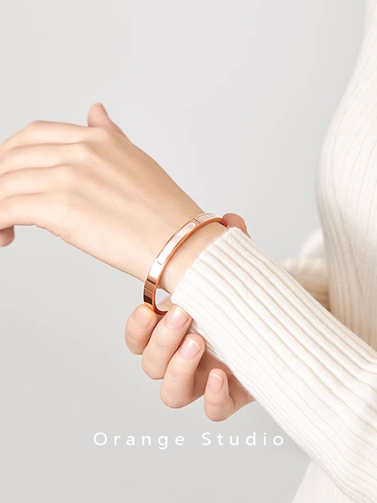 WHITE MOTHER-OF-PEARL BRACELET TITANIUM STEEL DOES NOT FADE 2024 NEW POPULAR LIGHT LUXURY HIGH-END BRACELET HAND ORNAMENT TO GIVE GIRLFRIENDS GIFTS