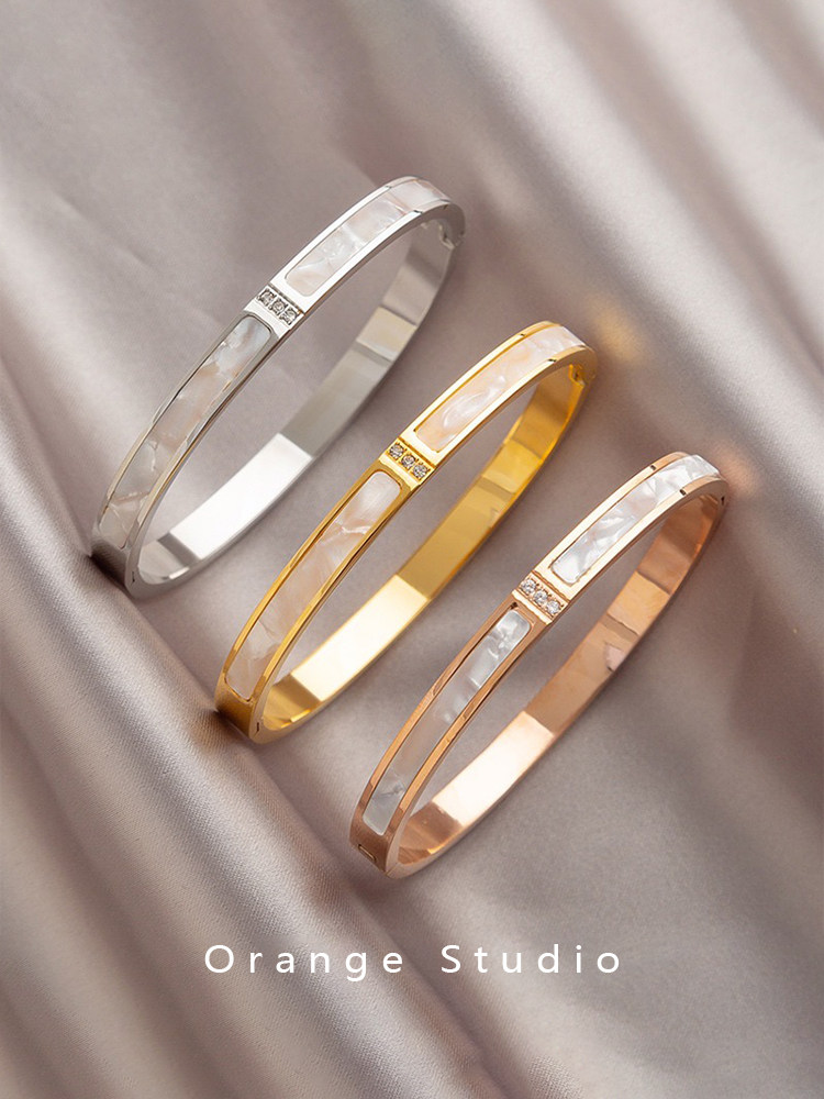 WHITE MOTHER-OF-PEARL BRACELET TITANIUM STEEL DOES NOT FADE 2024 NEW POPULAR LIGHT LUXURY HIGH-END BRACELET HAND ORNAMENT TO GIVE GIRLFRIENDS GIFTS