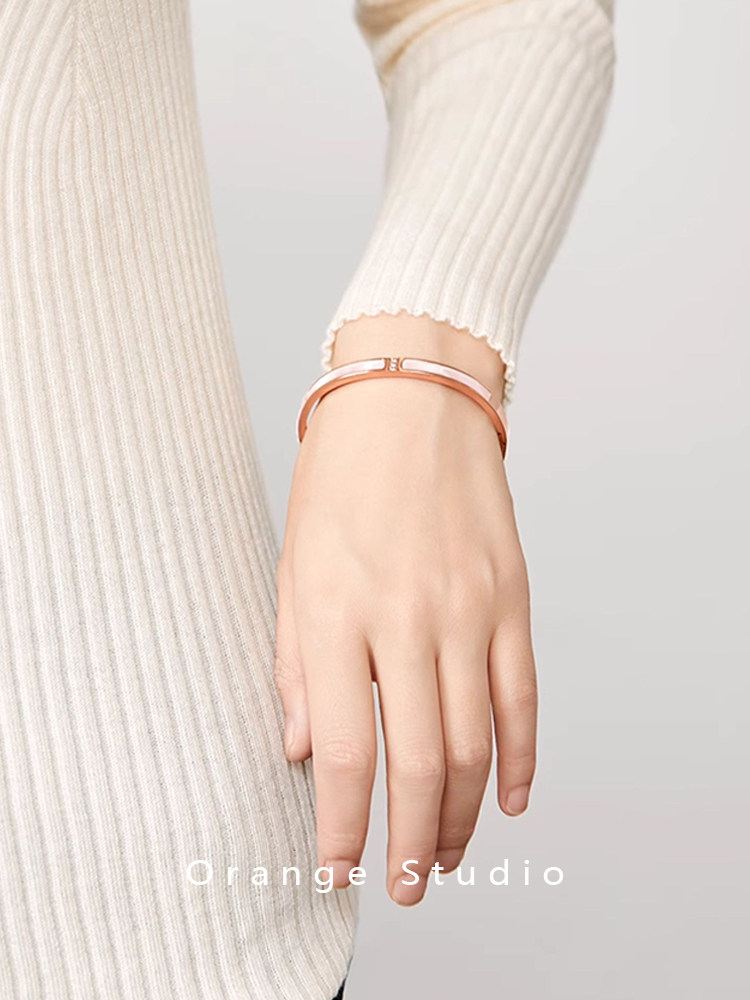 WHITE MOTHER-OF-PEARL BRACELET TITANIUM STEEL DOES NOT FADE 2024 NEW POPULAR LIGHT LUXURY HIGH-END BRACELET HAND ORNAMENT TO GIVE GIRLFRIENDS GIFTS