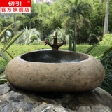 Каменный туалет, бассейн -садовый канал на горшках на открытом воздухе на открытом воздухе.