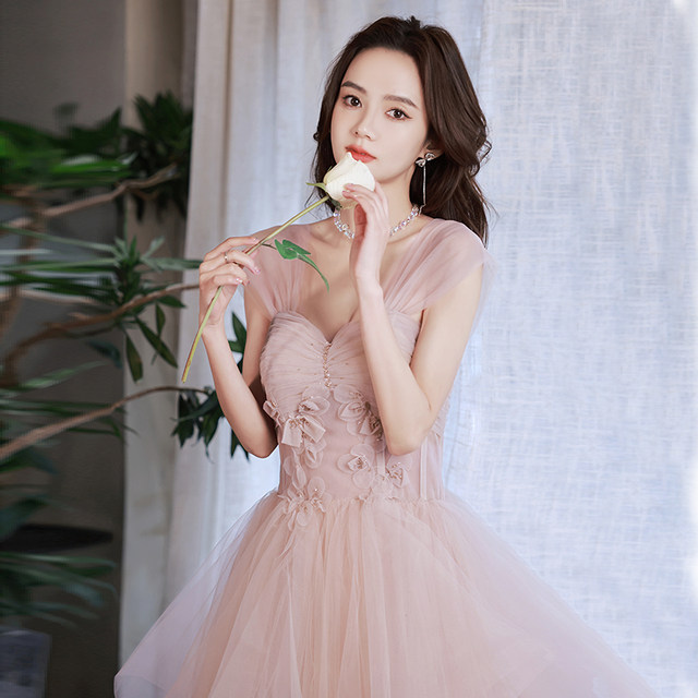 High-end pink evening dress 2022 new banquet temperament light luxury niche high-end host dress autumn and winter