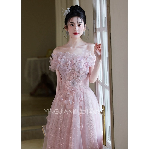 Розовое элитное вечернее платье, изысканный стиль, открытые плечи