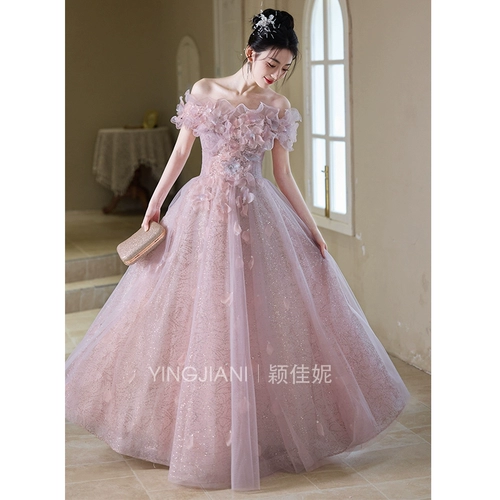 Розовое элитное вечернее платье, изысканный стиль, открытые плечи