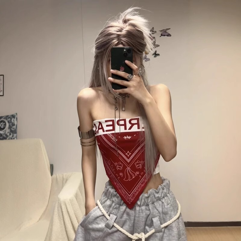 American-Style Hot Girl Shows Off White and Wine Red Triangle Tube Top for Women in Spring and Summer, Pure and Trendy, Cool and Sexy Off-Shoulder Printed Design Short Top
