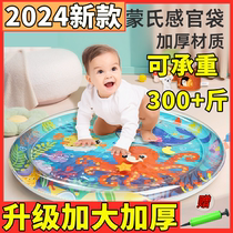 Infants and toddlers over 3 months old pat the water mat to guide them in learning to crawl and coax the baby into a water-filled thickened and inflatable childrens toy