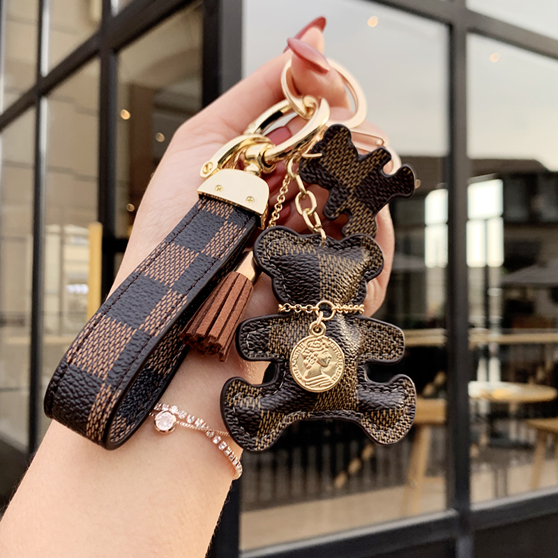 Trendy European and American Keychain for Women, Creative Bear-Shaped Leather Personalized Car Keychain, Unisex Couple Bag Pendant