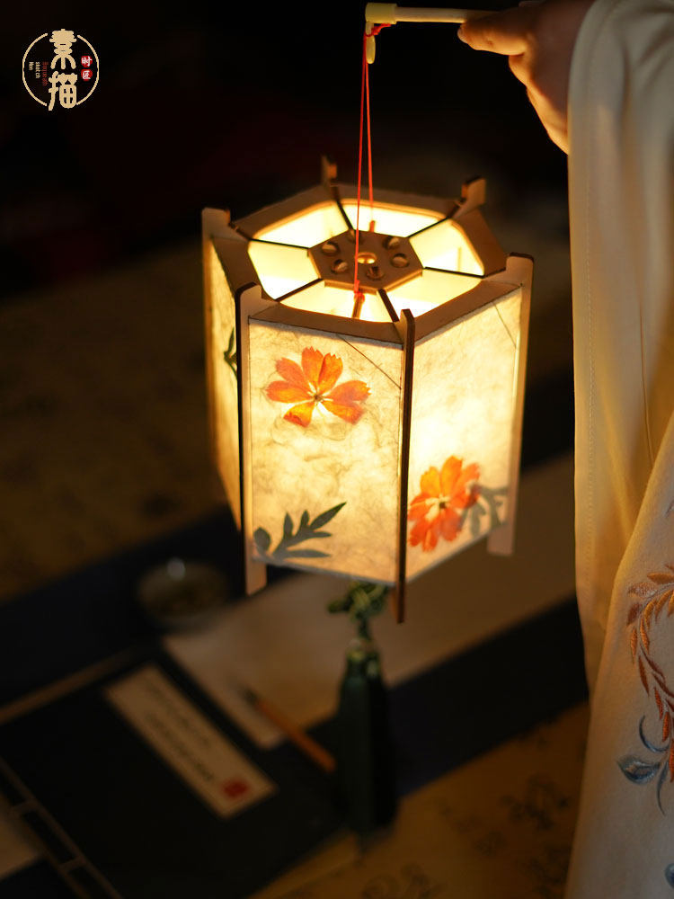 sketch) Cui Yu Non-legacy palace lamp Paper net red Hanfu lantern Creative night light Ancient portable lamp