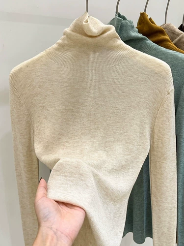 Белый цветной приятный телу приталенный пуховик, трикотажный свитер, лонгслив, высокий воротник, 2023