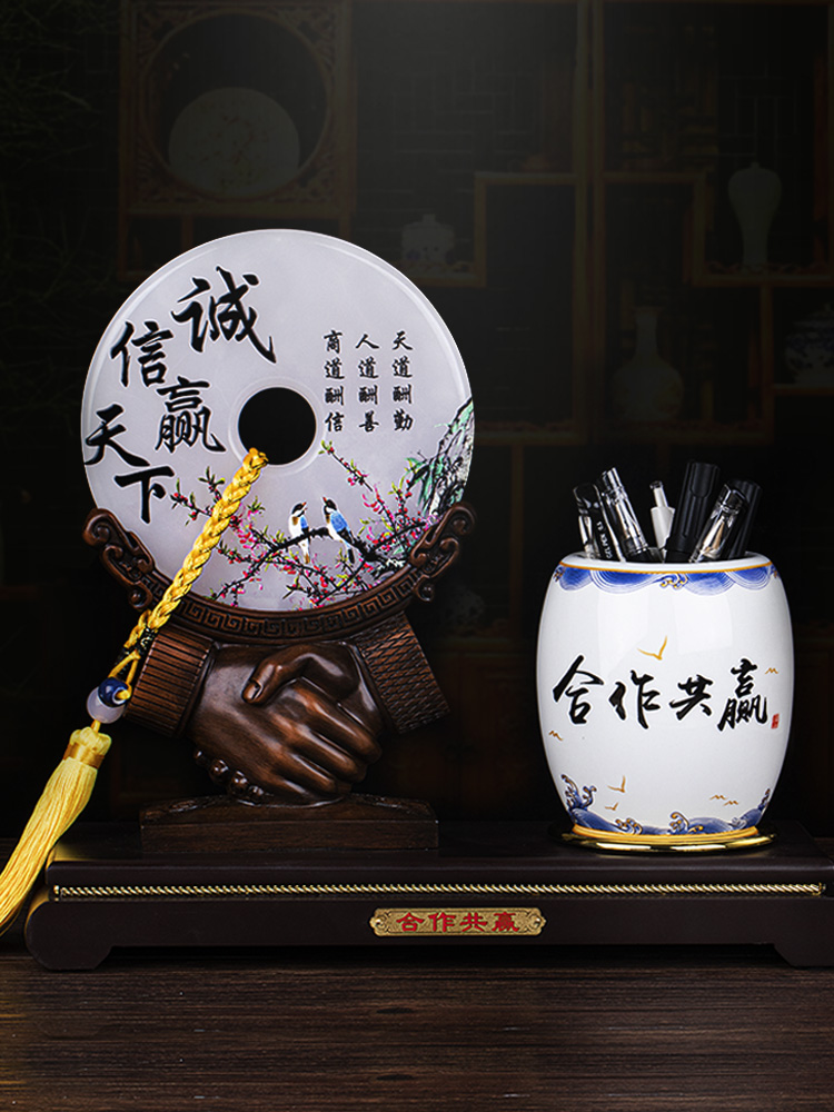 Natural jade green buckle pen holder office decoration pendulum decoration and delivery lead long generation of practical gift souvenirs custom