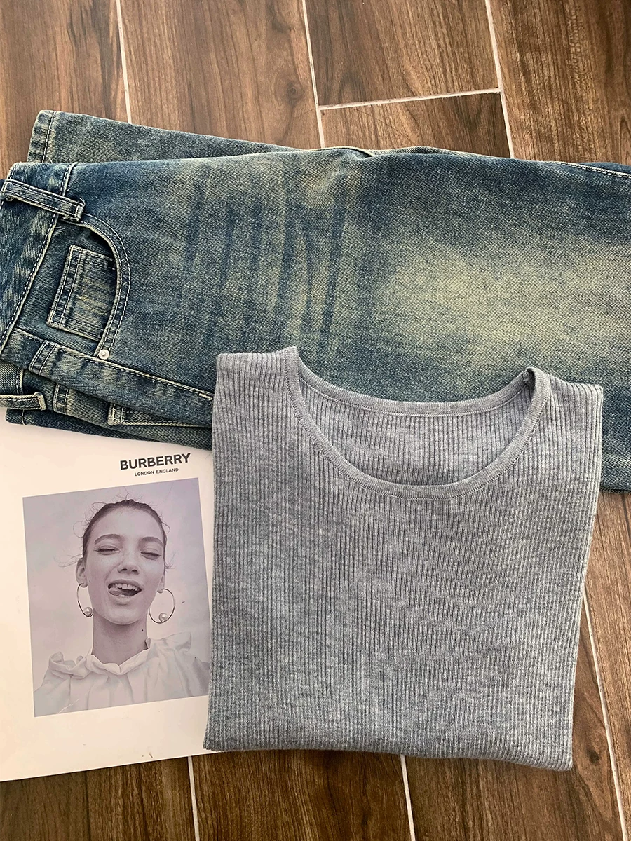 Который выглядит как запрос на перевод: перевести на русский: "Knitted fashionable short sleeve T-shirt, design silk wrench, french style, trend of season"
