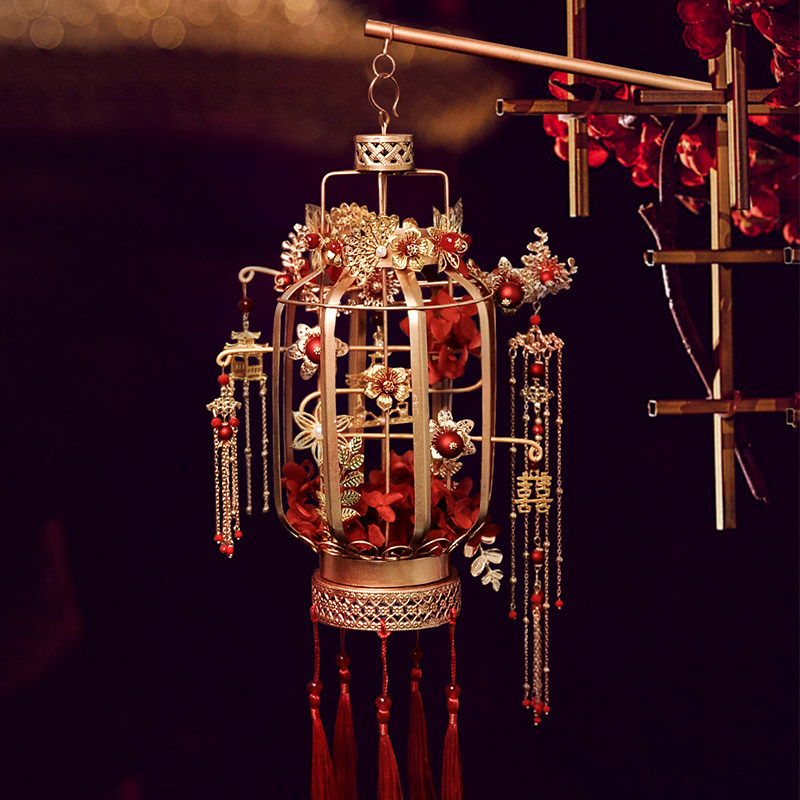 Upscale wedding Chinese style retro red hands carrying a flower bride wedding palace lanterns for flowers and diy custom