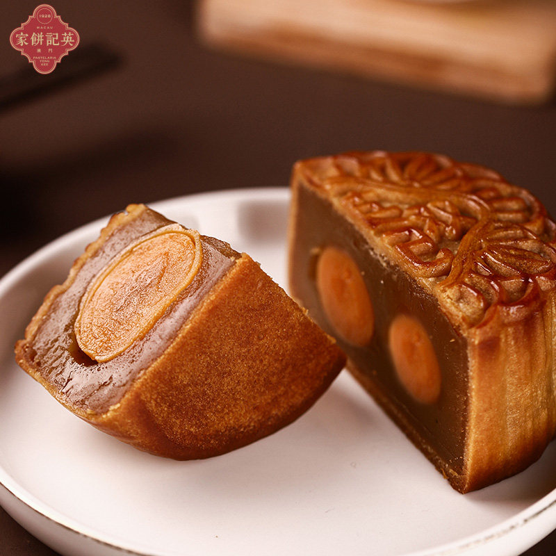 澳门百年老牌 英记饼家 澳门产 双黄白莲蓉月饼礼盒 720g 天猫优惠券折后￥69包邮(￥298-229)