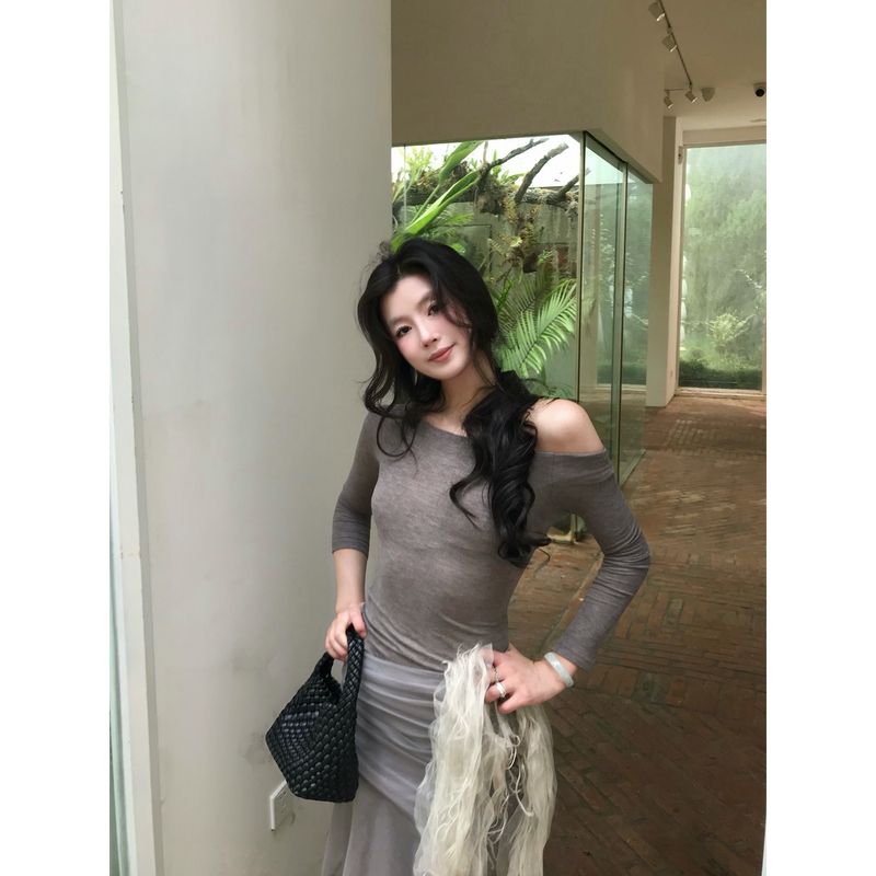 Zeng Yuer's "Comfortable Asymmetrical Shoulder T-Shirt: Light Gray, Three-Quarter Sleeves, Soft and Elegant, Versatile, Slightly Revealing Shoulder Design Top Zeng Yuer's "Comfortable Asymmetrical Shoulder T-Shirt: Light Gray, Three-Quarter Sleeves, Soft and Elegant, Versatile, Slightly Revealing Shoulder Design Top