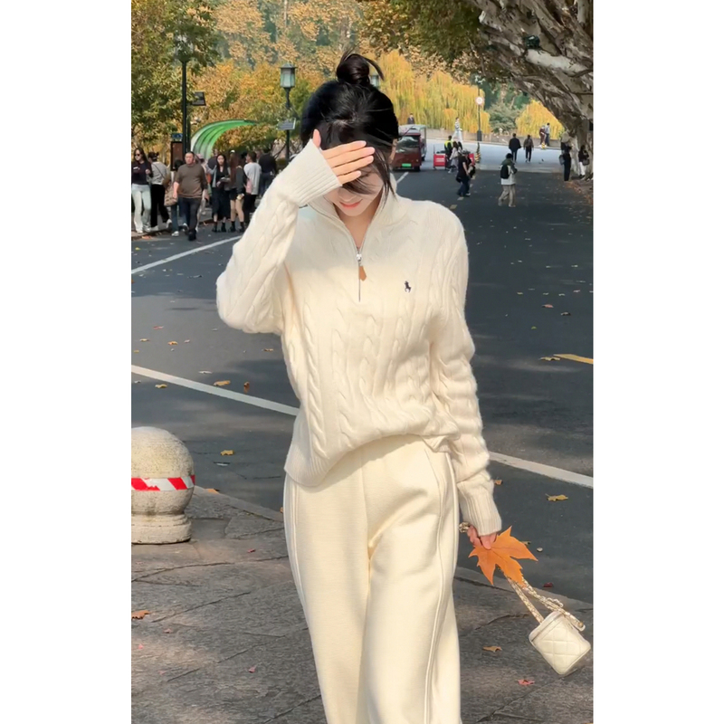 2026 Super Popular Winter Outfit, a Complete Set of Korean-Style High-End Chanel-Inspired Knitted Sweater and Casual Sports Fleece-Lined Pants Set