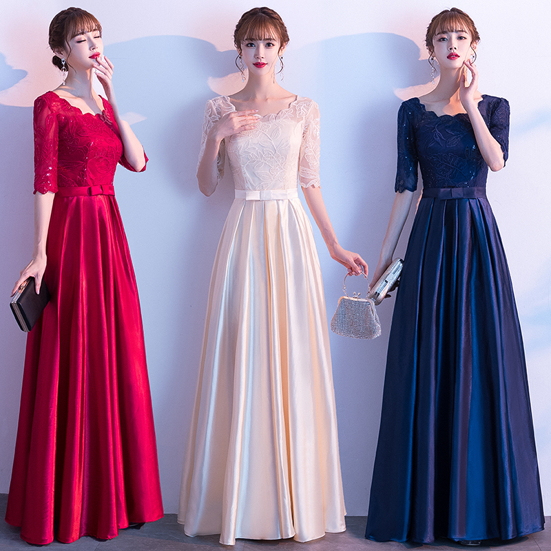 Three colors of colorful small dresses in the evening dresses of the four -year old shop.