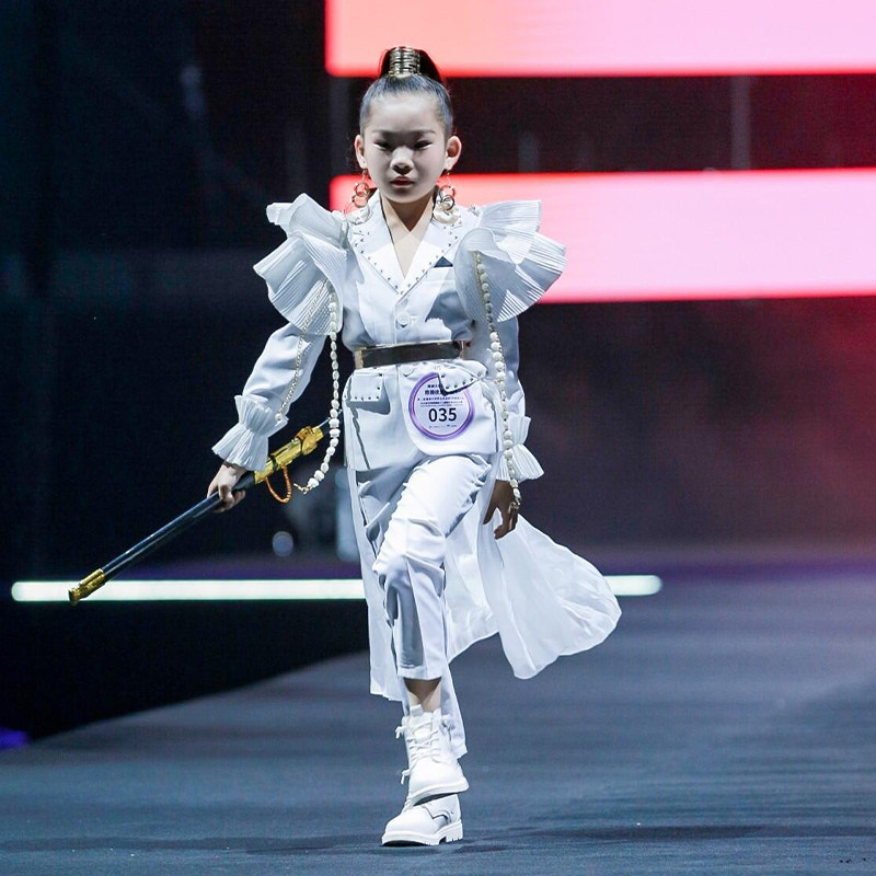 Girl Fashion Hot Drill White Suit Suit Tide Bully Personality Gown T Walk Show Model Creative Act Out